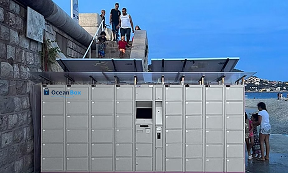 Módulo de taquillas inteligentes blancas con paneles solares junto al paseo